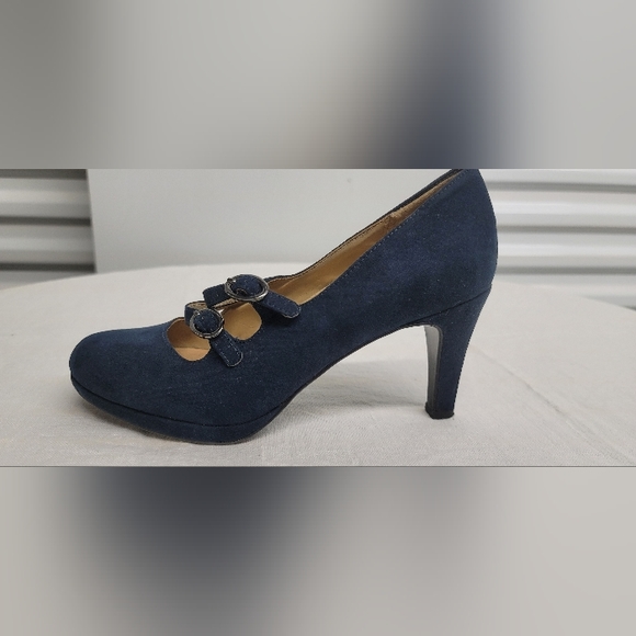 Super comfy blue suede heels by Naturalizer - Picture 3 of 9